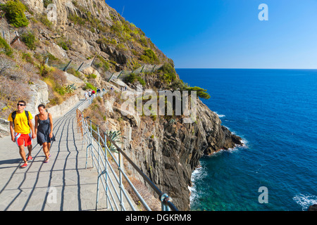 Un paio sul sentiero a piedi da Riomaggiore a Manarola. Foto Stock