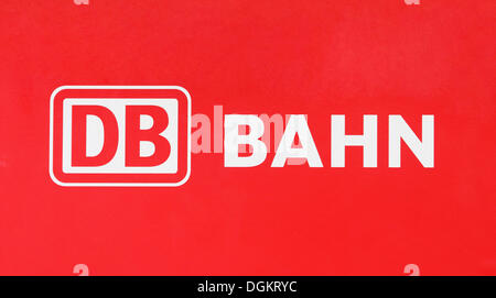 Logo DB con scritte su sfondo rosso, Ferrovie tedesche, Deutsche Bahn AG Foto Stock