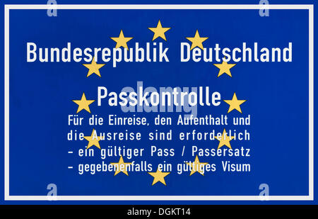 Cartello blu con Europa stelle, controllo passaporti della Repubblica federale di Germania Foto Stock