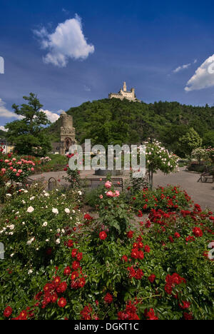 Vista dal parco con il memoriale di guerra su il Marksburg castle, romantica valle del Reno, Patrimonio Mondiale UNESCO Ste Oberes Mittelrheintal Foto Stock