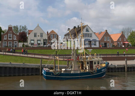 Gamberetti in Greetsiel porto nella parte anteriore della vecchia diga, Krummhoern, Frisia orientale, Bassa Sassonia Foto Stock