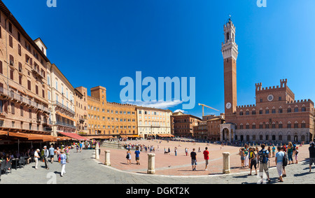 Piazza del Campo con il Palazzo Pubblico di Siena. Foto Stock