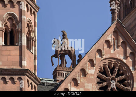 La scultura del patrono San Martino sul tetto occidentale tra le torri, Cattedrale di San Martino, Mainz Foto Stock