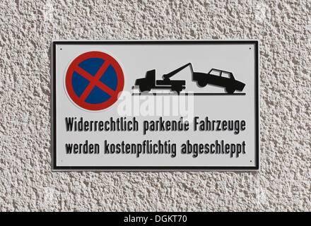 Nessun segno di parcheggio che indica che "widerrechtlich geparkte Fahrzeuge werden kostenpflichtig abgeschleppt', tedesco per "illegalmente Foto Stock