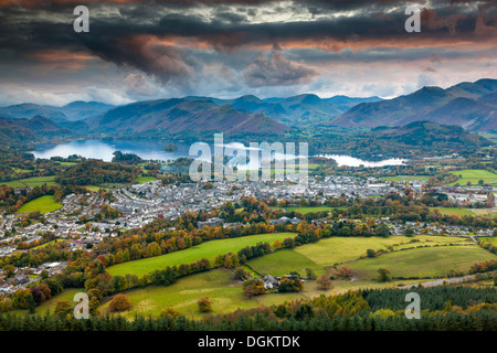 Vista su Keswick e Derwent Water dal vertice Latrigg nel Parco Nazionale del Distretto dei Laghi. Foto Stock