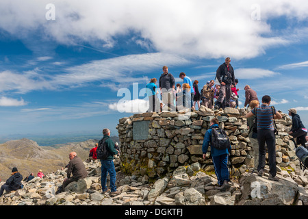 I turisti su cairn al vertice di Scafell Pike. Foto Stock