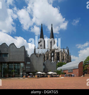 Vista da Heinrich Boell Platz verso il Museo Ludwig e la Cattedrale di Colonia, Colonia, nella Renania settentrionale-Vestfalia Foto Stock