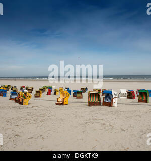 In vimini con tetto di sedie a sdraio sulla spiaggia di Juist isola, mare del Nord, Bassa Sassonia il Wadden Sea, Frisia orientale, Bassa Sassonia Foto Stock