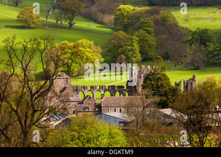 Rimane del XII secolo Llanthony Priory nella valle di Ewyas. Foto Stock