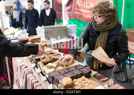 Panetterie artigianali provenienti da tutta Londra impostare le loro bancarelle sulla banca del sud per mostrare e vendere i loro prodotti presso il vero pane Festiva Foto Stock