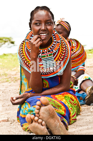 AFRICA,KENYA, SAMBURU,8 Novembre: Ritratto di Samburu donna che indossa tradizionali accessori fatti a mano Foto Stock