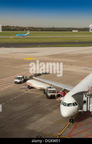 Il rifornimento di carburante a terra di un aeromobile con una petroliera, Duesseldorf International Airport, Renania settentrionale-Vestfalia Foto Stock