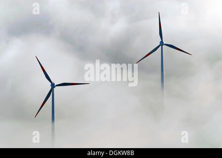 Le turbine eoliche nella nebbia, Gelände der Shell Raffinerie Amburgo-harburg, Hamburg, Amburgo, Germania Foto Stock