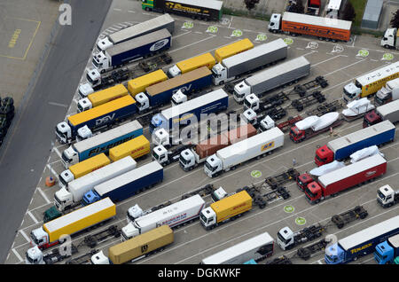 Vista aerea, un parcheggio per autocarri durante il riposo domenicale, Tankpark Moorfleet, Amburgo, Hamburg, Amburgo, Germania Foto Stock