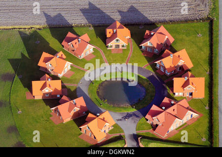 Vista aerea, moderno rundling, una forma circolare del villaggio con identico cottages, costruito in un cerchio, vicino a Wilhelmshaven Foto Stock