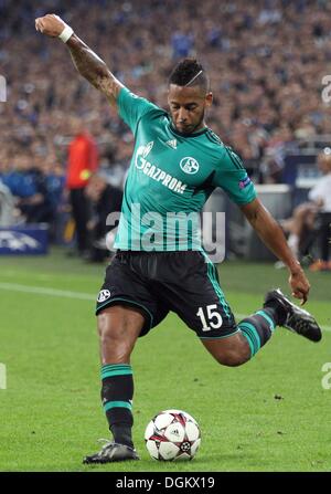 Gelsenkirchen (Germania). 22 ottobre, 2013. Schalke Dennis Aogo gioca la palla durante la Champions League gruppo E partita di calcio tra FC Schalke 04 e FC Chelsea a Gelsenkirchen stadium di Gelsenkirchen (Germania), 22 ottobre 2013. Foto: Friso Gentsch/dpa/Alamy Live News Foto Stock