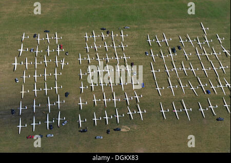 Vista aerea, alianti in file pronti per il decollo sul campo d'aviazione a Klix per la scorrevolezza della concorrenza 'Coppa del vecchio lunghe orecchie' Foto Stock