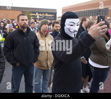 Maryville, MO, Stati Uniti d'America. 23 Ott, 2013. 22 ott 2013 - MARYVILLE, MO - Le persone che frequentano un rally organizzato in parte dal computer hacking gruppo anonimo, a sostegno di un'adolescente Daisy Coleman, che sarebbe stata violentata da un alta scuola calcio player a un partito nel 2012.Foto di James Colburn © James Colburn/ZUMAPRESS.com/Alamy Live News Foto Stock