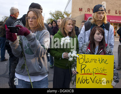 Maryville, MO, Stati Uniti d'America. 23 Ott, 2013. 22 ott 2013 - MARYVILLE, MO - Le persone che frequentano un rally organizzato in parte dal computer hacking gruppo anonimo, a sostegno di un'adolescente Daisy Coleman, che sarebbe stata violentata da un alta scuola calcio player a un partito nel 2012.Foto di James Colburn © James Colburn/ZUMAPRESS.com/Alamy Live News Foto Stock