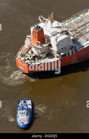 Vista aerea, rimorchiatore tirando una petroliera nel porto di Amburgo, Amburgo, Germania Foto Stock