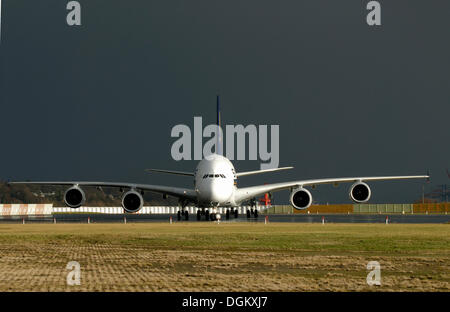 Airbus A380 per " Singapore Airlines' sul campo di aviazione di fabbrica di Finkenwerder, Hamburg-Finkenwerder, Hamburg, Amburgo, Germania Foto Stock