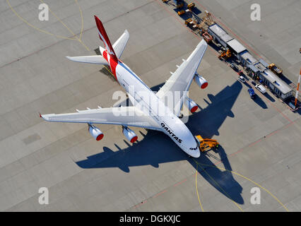 Vista aerea, Airbus A380 da Qantas essendo preparato per la consegna in fabbrica aerodromo del Finkenwerder, Finkenwerder, Amburgo Foto Stock