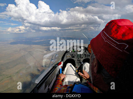 Il Cockpit aliante oltre il deserto Karoo, Gariep, Gariep Dam, Stato Libero Provincia, Sud Africa Foto Stock