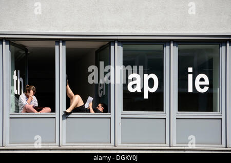 Gli studenti di una scuola per la terapia fisica di prendere una pausa e lettura a windows con la parola 'therapie', Hamburg, Amburgo Foto Stock