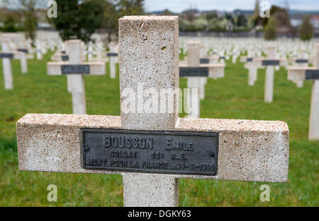 Grave, croce, headstone, con il nome di piastra, cimitero militare, della battaglia di Verdun, la prima guerra mondiale, Verdun, Lorena, Francia, Europa Foto Stock