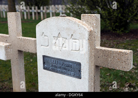 Lapide ebraica con targhetta del nome, cimitero militare, della battaglia di Verdun, la prima guerra mondiale, Verdun, Lorena, Francia, Europa Foto Stock