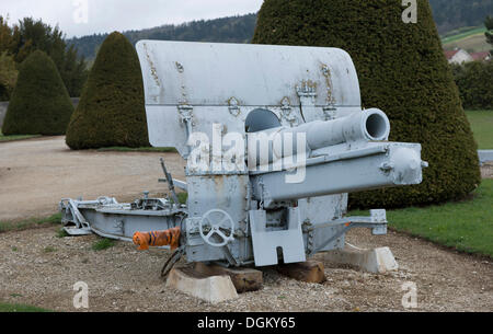 Il cannone in un cimitero militare, della battaglia di Verdun, la prima guerra mondiale, Verdun, Lorena, Francia, Europa Foto Stock