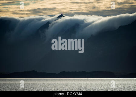 Nuvole laminazione su montagne, atmosfera serale, Vestfjord davanti, a Svolvaer, Lofoten/ Vestfjord, Nordland, Norvegia settentrionale, Norvegia Foto Stock