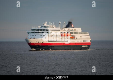 Hurtigruten nave "Richard con' viaggiando attraverso Vestfjord, Vestfjord, Inselgruppe Lofoten, Nordland, Norvegia settentrionale, Norvegia Foto Stock