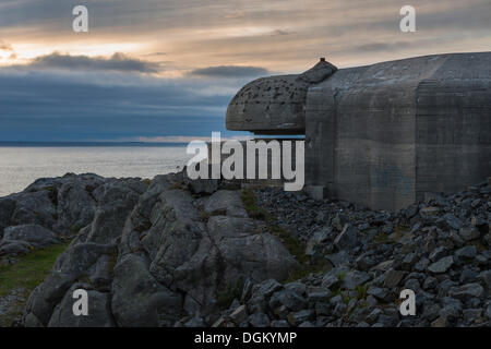 Bunker tedeschi della Seconda Guerra Mondiale che si affaccia sul mare nella luce della sera, Atlantic Wall, Skudeneshavn, Insel Karmøy, Rogaland Foto Stock