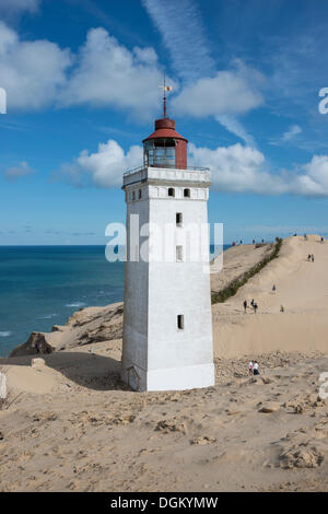 Faro con il Rubjerg Knude la migrazione di dune sulla costa del Mare del Nord, regione Nordjylland, nello Jutland, Danimarca Foto Stock