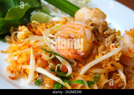 Cibo tailandese, stir-fried rice noodles (Pad Thai). Foto Stock