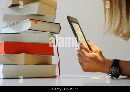 Giovane donna la lettura di un e-book su un Kindle Foto Stock