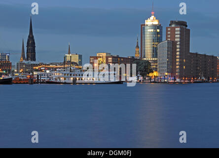 Vista notturna, porto di Amburgo, Kehrwiederspitze, Hafencity district, Amburgo Foto Stock