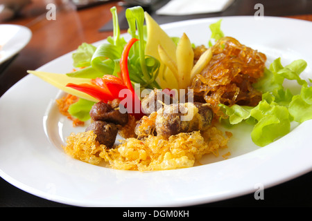 Cibo tailandese, il riso in acqua fredda servita con dolce fritto di maiale,uova fritte e verdura (khao chae) Foto Stock