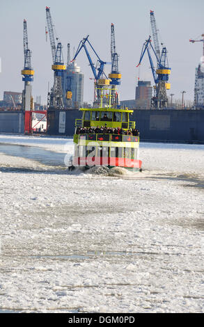 Nave nel porto di Amburgo in inverno, Amburgo Foto Stock