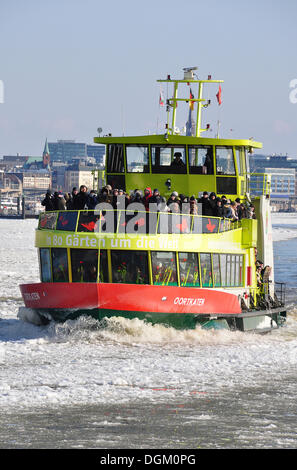 Nave nel porto di Amburgo in inverno, Amburgo Foto Stock