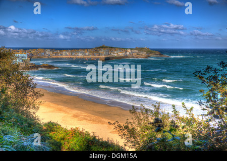 Porthminster beach e St Ives Cornwall Inghilterra con onde bianco e il blu del mare e del cielo su un bel giorno di estate in vividi HDR Foto Stock