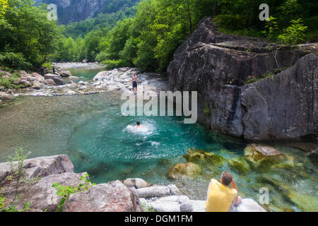 Piscina di balneazione in un cristallo di limpido fiume, Val Bavona, Val Bavona, Valle Maggia, valle Maggia, Ticino, Svizzera, Europa Foto Stock