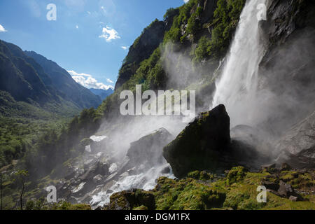 Cascata di Foroglio, Val Bavona, Val Bavona, Valle Maggia, Valle Maggia, Ticino, Svizzera, Europa Foto Stock
