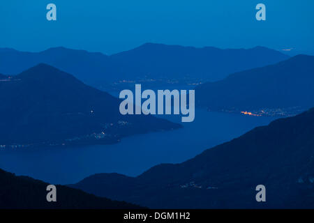 La mattina presto umore alto sopra il lago di Lago Maggiore, vista dall alpe Nimi montagna, la Valle Maggia, Ticino, Svizzera, Europa Foto Stock