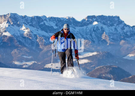 Uomo di fare escursioni con le racchette da neve, tour con racchette da neve nel Berchtesgadener Land, unterberg e montagna hochthron montagna all'indietro Foto Stock