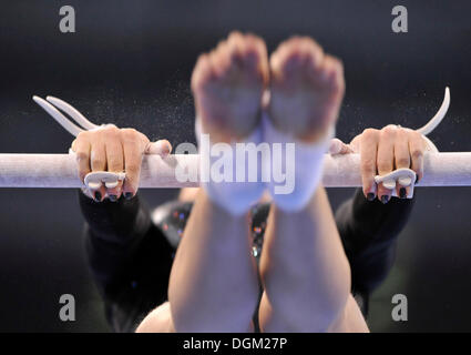 Dettaglio, ginnasta con protezione delle mani per la barra alta e le barre irregolari Foto Stock