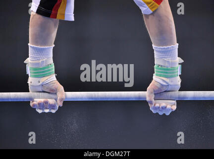 Dettaglio, ginnasta con protezione delle mani per la barra alta e le barre irregolari, EnBW Gymnastics World Cup 2009, Porsche-Arena Stuttgart Foto Stock