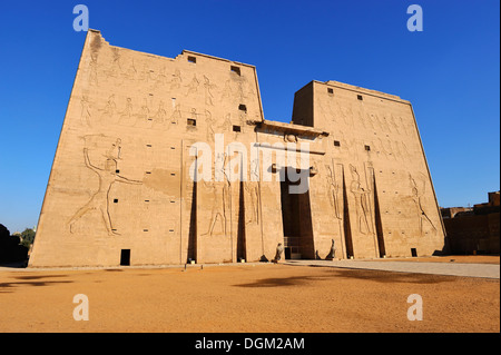 Ingresso Pilone, Tempio di Horus in Edfu, l'Alto Egitto Foto Stock