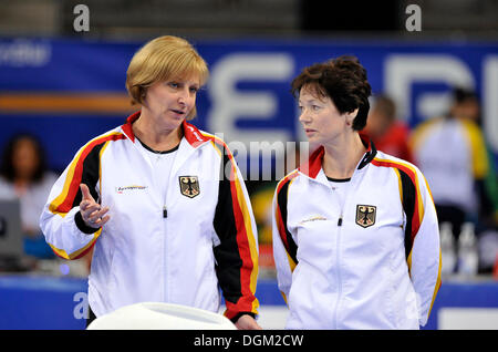 Ulla Koch, sinistra, head coach della tedesca della squadra di ginnastica e Tamara Khokhlova, destra, allenatore di Kim Bui, Germania Foto Stock